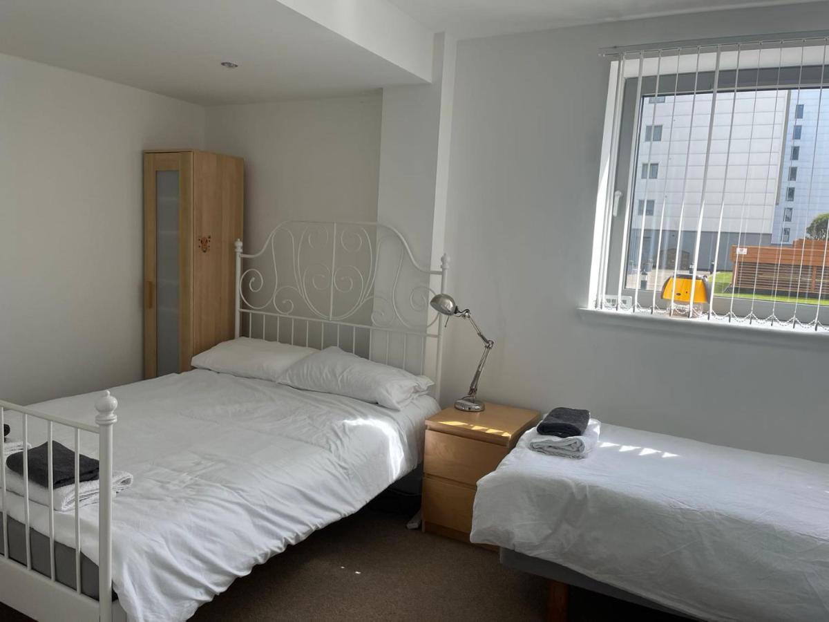 Stunning Waterfront Western Harbour Apartment Edimburgo Esterno foto